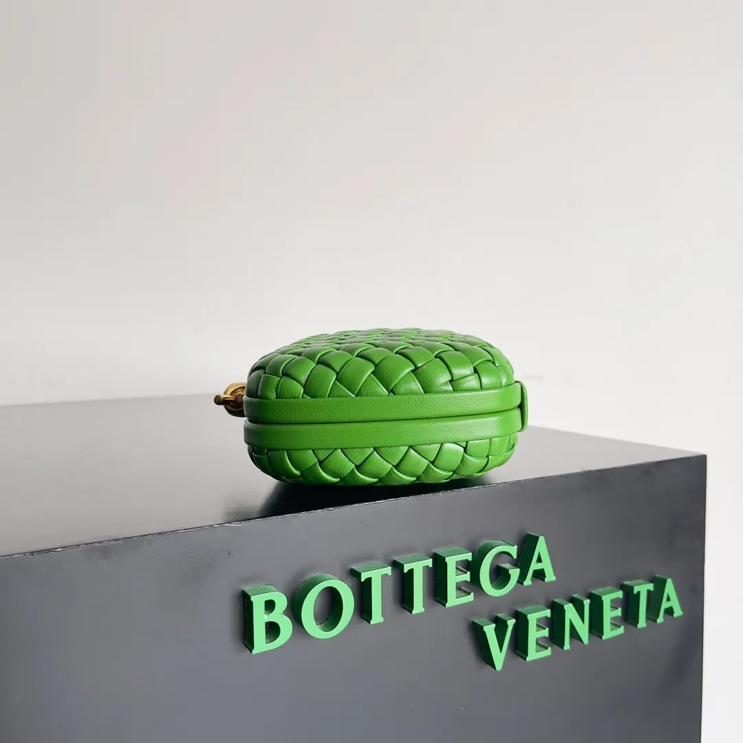 Batch 1860 BV Knot | The classic return of the evening bag. Original leather ➕ Stainless steel hardware ➕ 24k real gold plating ➕ Fully handmade. Those who know the history of our brand should have heard that the knot is a story of Bottega Veneta, and it is also one of the more important design elements. Matthieu Blazy's work this season sublimates Knot's classics, with a new knot design and a woven shoulder strap, plus Fouland Intreccio's weaving technology, adding some fashion to the retro and nostalgic feel of the past. Style number: 717622 Size: 20.5*6*12.5